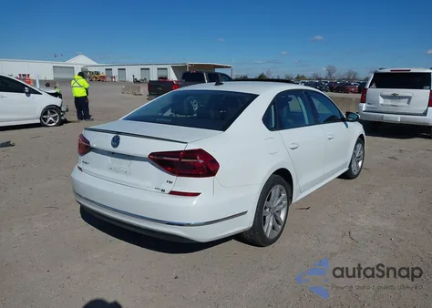 2019 Volkswagen Passat 2.0T Wolfsburg Edition z USA, uszkodzony, nr VIN 1VWLA7A3XKC010058